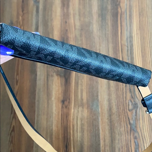 Michael Kors fanny pack - Picture 3 of 9